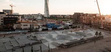 Inaugurado en 2005, el Stapelbäddsparken está ubicado en la ciudad sueca de Malmö y tiene cerca de 3000 metros cuadrados diseñado y construidos en colaboración entre la ciudad y la comunidad skater, dando vida a una zona muerta de la ciudad tras el progresivo abandono de la industria naval. Tiene tanto una zona de bowl -y un pool- como una de street y es completamente gratuito 