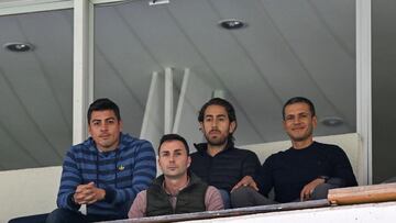 Jaime Lozano y su cuerpo técnico en el Estadio Azteca observando el juego de Cruz Azul.