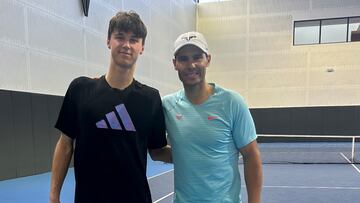 El tenista franc¨¦s Gabriel Debru posa junto a Rafa Nadal tras un entrenamiento en la Rafa Nadal Academy by Movistar de Manacor.