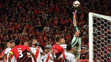 Argentina's River Plate goalkeeper Franco Armani (R) jumps to save the ball during a Recopa Sudamericana 2019 first leg football match against Brazil's Athletico Paranaense at the Arena da Baixada stadium, in Curitiba, Brazil, on May 22, 2019. (Photo by NELSON ALMEIDA / AFP)
