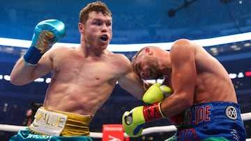 Sa&uacute;l &quot;Canelo&quot;&Aacute;lvarez golpea a Billy Joe Saunders durante su combate.