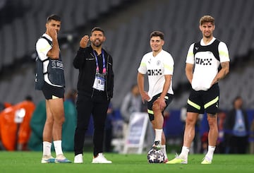 Aguero shares a moment with some of the City players as they prepare for the UCL final.