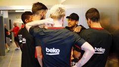 Neymar visits Barcelona players at training