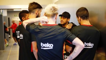 Neymar con sus excompa&ntilde;eros del Barcelona. 