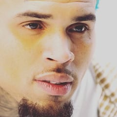 Chris Brown se tatúa en la cara una zapatilla Air Jordan