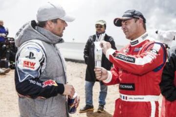 Sébastien Loeb destrozó el récord de la Pikes Peak International Hill Climb, la subida en cuesta más famosa del mundo, con un tiempo de 8:13,878. El piloto galo recorrió los 20 kilómetros y 156 curvas de la prueba a una media de 145 kilómetros por hora. Loeb con Jean-Philippe Dayraut.