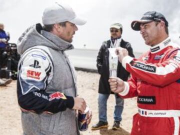 Sébastien Loeb destrozó el récord de la Pikes Peak International Hill Climb, la subida en cuesta más famosa del mundo, con un tiempo de 8:13,878. El piloto galo recorrió los 20 kilómetros y 156 curvas de la prueba a una media de 145 kilómetros por hora. Loeb con Jean-Philippe Dayraut.