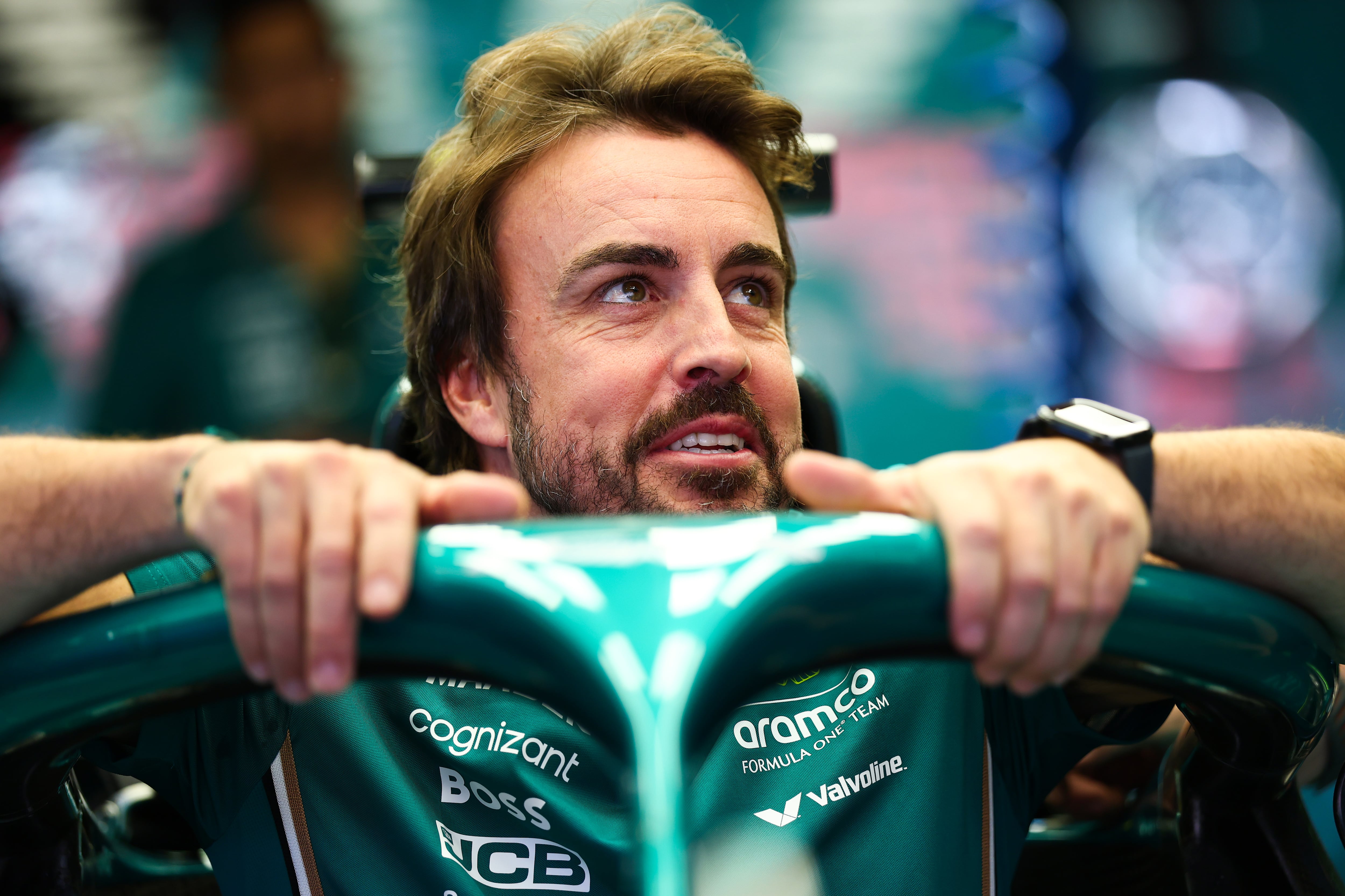 Alonso, sonriente en el Aston Martin.