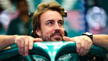 Alonso, sonriente en el Aston Martin.