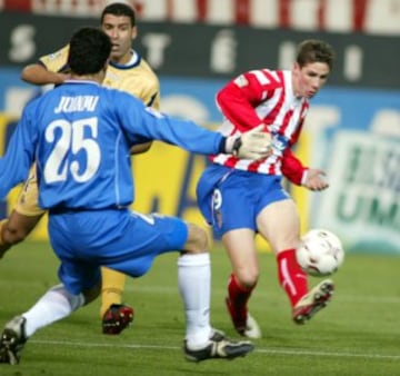 January 12, 2003: Torres marc¨® su primer gran gol contra el Deportivo de La Coru?a.