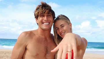 Leo Fioravanti y Sophia Wilson enseñando el anillo de prometida en el North Shore de Hawái, en diciembre del 2023.