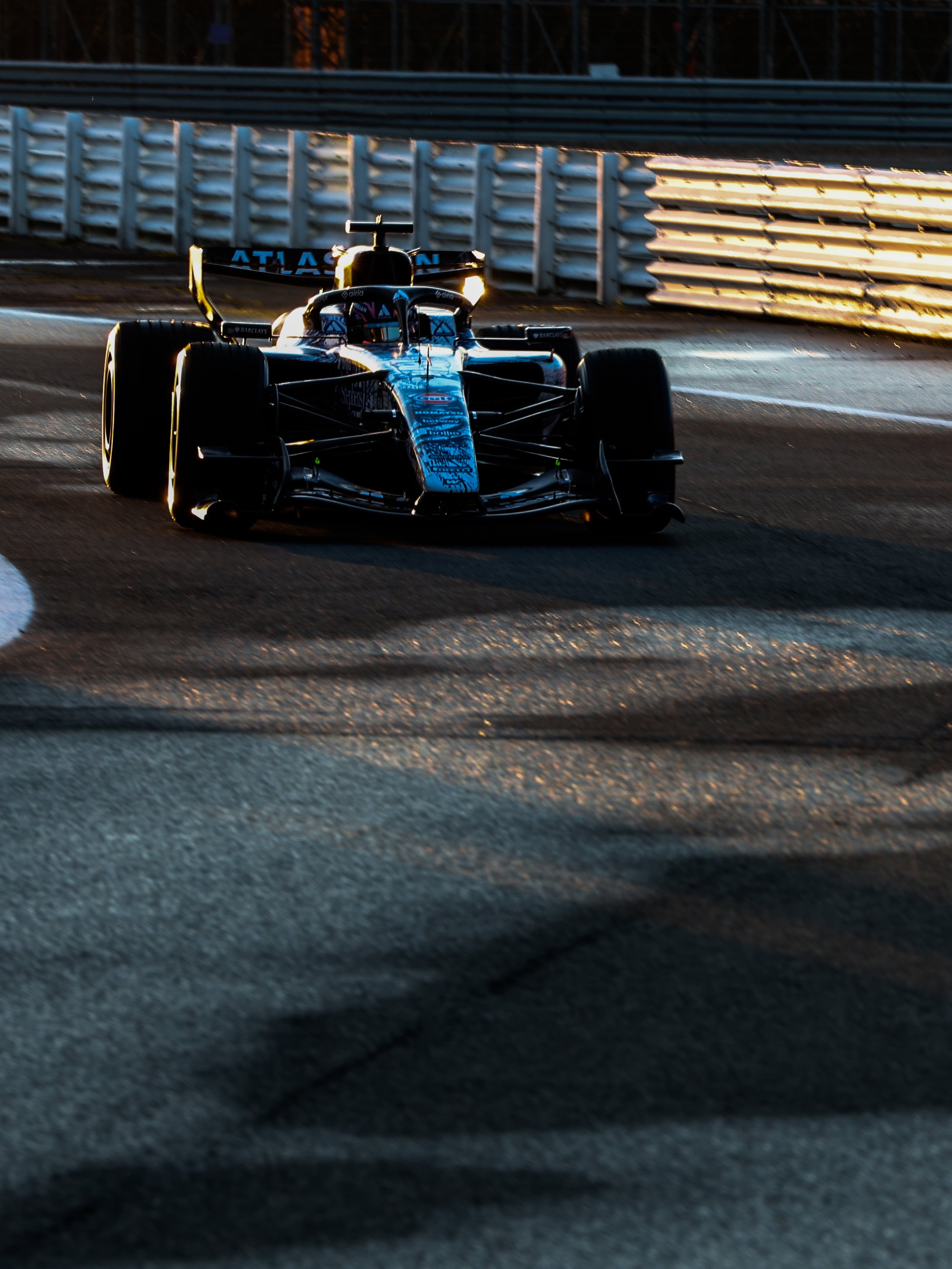 Albon, con el Williams FW48 en un 'shakedown' en Silverstone.