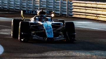 Albon, con el Williams FW48 en un 'shakedown' en Silverstone.