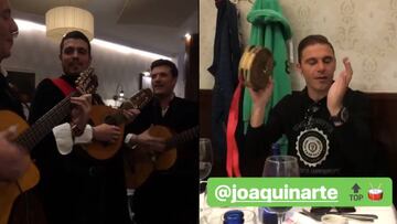 La comida del Betis, con la tuna y Joaqu&iacute;n con pandereta