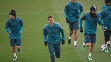 Real Madrid&#039;s Portuguese forward Cristiano Ronaldo (C) runs with teammates during a training session at Valdebebas Sport City in Madrid on April 10, 2018 on the eve of the UEFA Champions League quarter-final second leg football match against Juventus