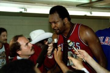 Moses Malone de los Philadelphia 76'ers es entrevistado después de ganar la final de la NBA contra Los Angeles Lakers en 1983.
