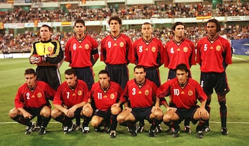 Equipación de la Equipación de la Selección Española entre 1997 y 1999. Fotografía correspondiente al partido entre Chipre y España de 1998.