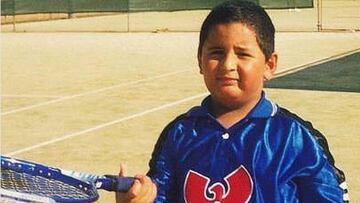 Nick Kyrgios posa con una raqueta cuando era pequeño.