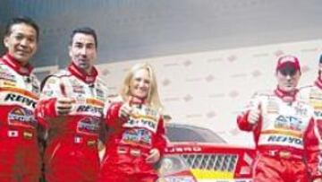 <b>Objetivo Dakar.</b> El Mitsubishi Repsol de coches. De izquierda a derecha; Hiroshi Masuoka, Luc Alphand, Andrea Mayer, Stephane Peterhansel y Nani Roma.