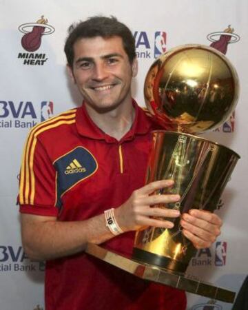 Iker Casillas con el trofeo de campeón de la NBA.