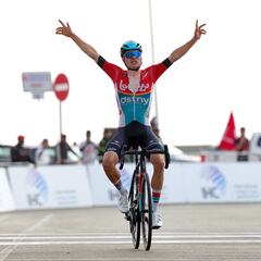 Van Eetvelt se lleva el UAE Tour en Jebel Hafeet y podio de Pello Bilbao