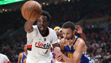 Al-Farouq Aminu lucha por un bal&oacute;n con Stephen Curry.