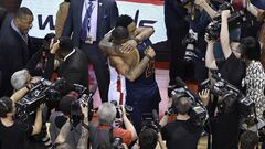 TOR18. TORONTO (CANAD&Aacute;), 07/05/2017.- El jugador de los Cleveland Cavaliers LeBron James (c-d) abraza a DeMar DeRozan de los Toronto Raptors hoy, domingo 7 de mayo de 2017, tras finalizar el cuarto partido de las semifinales de la Conferencia Este, en el que los Cavaliers han vencido a los Raptors 109-102, en Toronto (Canad&aacute;). EFE/WARREN TODA