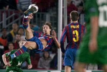 Partido de Champions entre el Barcelona y el Rubin Kazan. Chilena de Ibrahimovic.