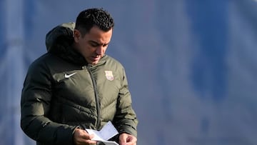 BARCELONA, 09/12/2023.- El entrenador del FC Barcelona, Xavi Hernández, dirige el entrenamiento del equipo en la ciudad deportiva Joan Gamper este sábado.  El FC Barcelona se enfrenta mañana al Girona en un partido de LaLiga. EFE/Alejandro García
