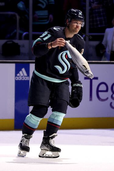 Daniel Sprong fue nombrado mejor jugador del partido de la NHL entre Seattle Kraken y Chicago Blackhawks. Para celebrarlo, no se le ocurrió nada mejor que lanzar
un salmón de peluche al público del Climate Pledge Arena de Seattle (Washington). 