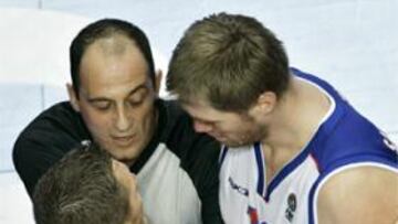 <b>SIN ESPACIOS.</b> El árbitro tuvo que separar a Victor Khryapa y Rimantas Kaukenas durante un lance del juego.