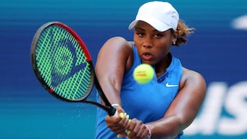 Taylor Townsend devuelve una bola durante su partido ante Simona Halep en el US Open 2019.