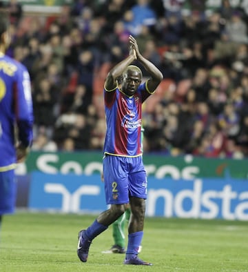 Este lugar de la lista suele estar reservado para los laterales derecho de leyenda. Sin embargo, en el Levante, el '2' es sinónimo de gol. El marfileño, con sólo una temporada en Orriols, todavía ostenta el honor de ser el máximo goleador en una temporada en Primera División con 15 tantos. Roger, con 11 a estas alturas, sueña con igualarle o superarle. Cedido por el Sevilla, acabó siendo un gran negocio para el Levante, donde realizó la mejor temporada de su carrera, superando incluso sus años de eclosión en el PSV. Pocos delanteros se han visto de su talla en el Ciutat de València. Una temporada mágica que acabó con la primera clasificación europea del club. 