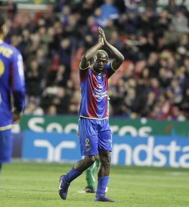 Este lugar de la lista suele estar reservado para los laterales derecho de leyenda. Sin embargo, en el Levante, el '2' es sinónimo de gol. El marfileño, con sólo una temporada en Orriols, todavía ostenta el honor de ser el máximo goleador en una temporada en Primera División con 15 tantos. Roger, con 11 a estas alturas, sueña con igualarle o superarle. Cedido por el Sevilla, acabó siendo un gran negocio para el Levante, donde realizó la mejor temporada de su carrera, superando incluso sus años de eclosión en el PSV. Pocos delanteros se han visto de su talla en el Ciutat de València. Una temporada mágica que acabó con la primera clasificación europea del club. 