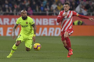 El jugador del Barcelona, Arturo Vidal, trata de controlar el balón ante el jugador del Girona Granell.
