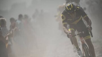 Cycling - Tour de France - The 156.5-km Stage 9 from Arras Citadelle to Roubaix - July 15, 2018 - France&#039;s Damien Gaudin leads a two-men breakaway through the dust of a cobblestone section. Jeff Pachoud/Pool via REUTERS