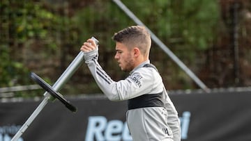 El lateral Sergio Carreira durante un entrenamiento del Celta en la temporada 2020-2021.