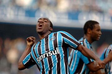 El delantero colombiano hizo parte de la nómina de Gremio de Porto Alegre en la Libertadores 2009 que cayó en semifinales ante Cruzeiro, con un global de 5-3. En la final, Estudiantes de La Plata se quedó con el título.