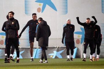 Los jugadores del Barcelona André Gomes, Yerry Mina, Lionel Messi y Jordi Alba durante el entrenamiento del equipo en la ciudad deportiva Joan Gamper, en la víspera del partido de liga que les enfrenta mañana a la Real Sociedad. 