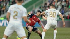 ELCHE (ALICANTE), 22/01/2023.- El delantero del Osasuna Ezequiel Ávila (c) se zafa del centrocampista del Elche Gerard Gumbau durante un encuentro correspondiente a la jornada 18 de LaLiga Santander entre el Elche y el Osasuna en el estadio Manuel Martínez Valero en Elche, Alicante, este domingo. EFE/ Ana Escobar
