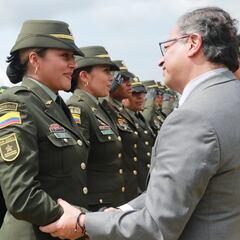 Abuchean a Gustavo Petro en un evento de ascensos de la Policía