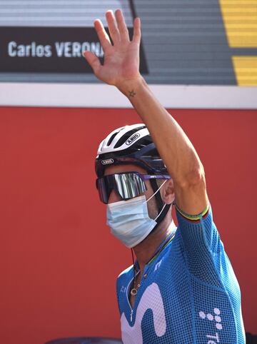 Enric Mas saluda antes del inicio de la etapa. 