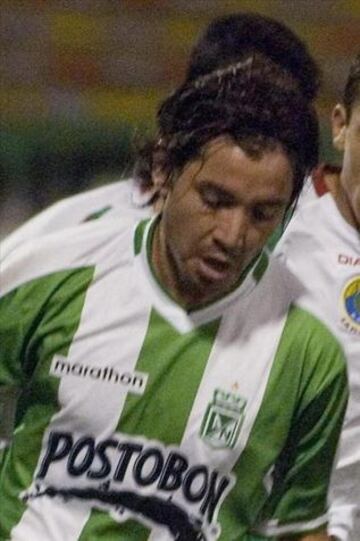 Fuera de Chile, Arrué jugó en el Luzern de Suiza, Leganés de España, Puebla de México y Atlético Nacional de Colombia, club con el cual se aprecia en la imagen.