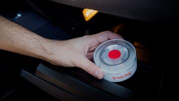 A que no lo sabías: el truco para que la baliza V-16 ocupe menos espacio en la guantera del coche