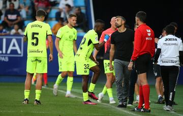 Carlos Martínez, pausado, tras el gol de Sergio, dando instrucciones a Josema. 