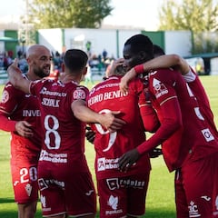 El Murcia asoma la cabeza