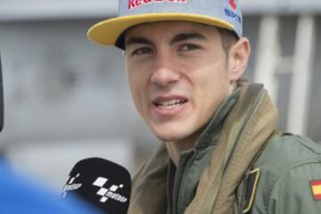 El piloto de Suzuki Maverick Viñales  ha pilotado el avión de combate F-18 de la Base Aérea de Zaragoza, con el que ha pasado del asfalto del circuito de MotorLand, donde competirá el próximo domingo en MotoGP, al cielo de Aragón. Viñales, cuyo nombre, Maverick, se debe al fervor que sentía su padre, Ángel, por el protagonista de la película "Top Gun" que protagonizaba Tom Cruise, y en el que interpretaba el papel de un piloto de combate, ha logrado hoy hacer realidad otra de sus pasiones al subirse a un caza del ejército español.