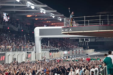 El piloto británico Lando Norris, que obtuvo el tercer puesto en el campeonato mundial de pilotos de Fórmula 1 de 2025, celebra en el podio su victoria tras el Gran Premio de Abu Dabi.