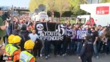 ANTES DE ENTRAR. La Policía controló la llegada de Ultras Sur.