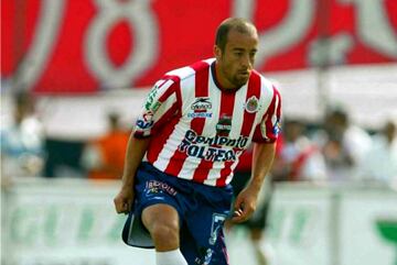 Johan y Omar iniciaron su carrera juntos con el Cruz Azul en 1996. Dos años después el ex mediocampista se fue a Santos y comenzó su rivalidad en las canchas. Omar estuvo en Morelia, Chivas y Chiapas, mientras que Johan militó con Santos, Necaxa, Morelia y Querétaro.
